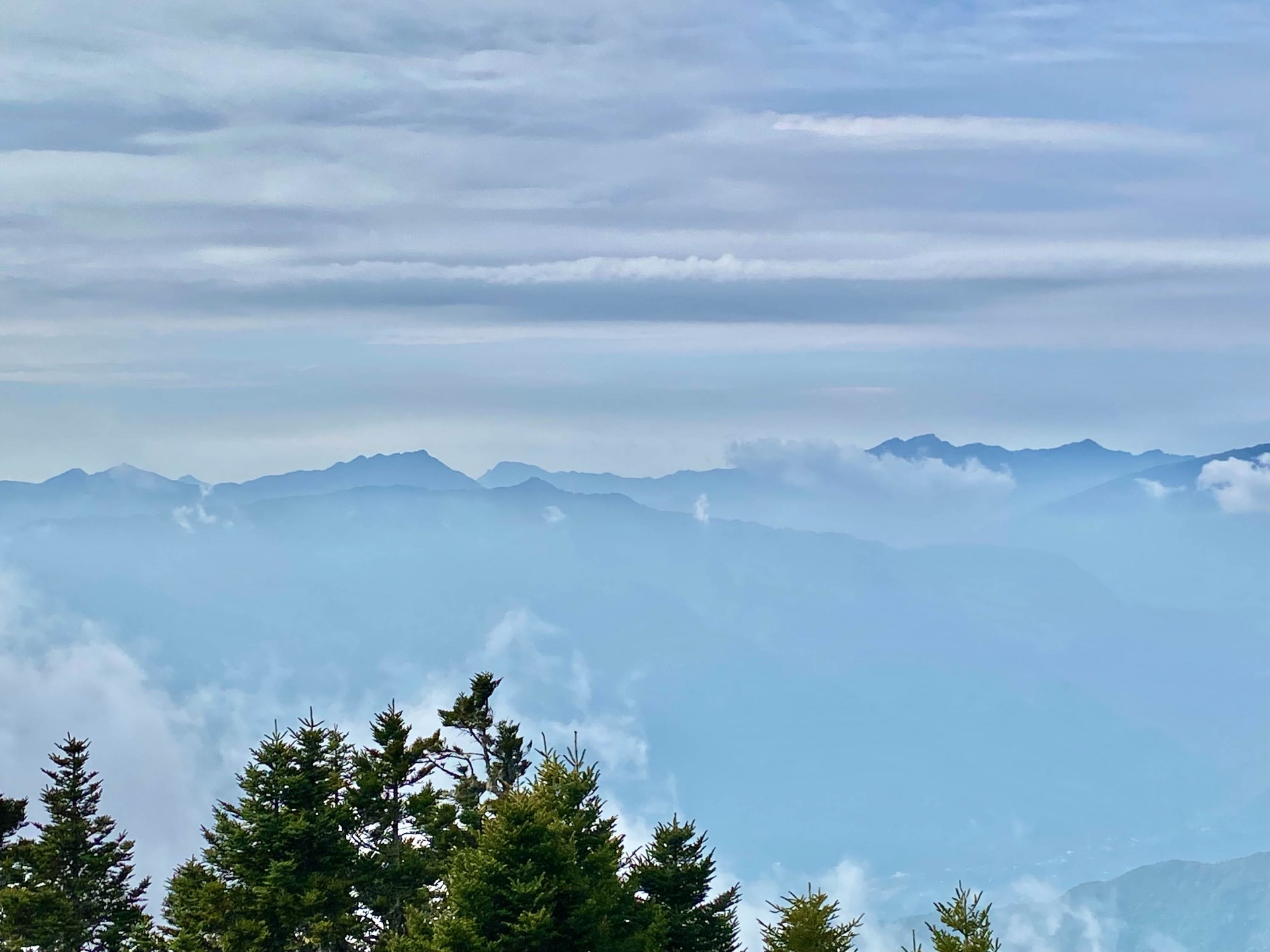 志佳陽大山上展望群山，右方是一路守候我的奇萊北峰和主峰，左方是上月剛爬完的畢祿山羊頭山和鋸齒連峰。山行者的毅力就這樣由一次次的旅途疊加而生。